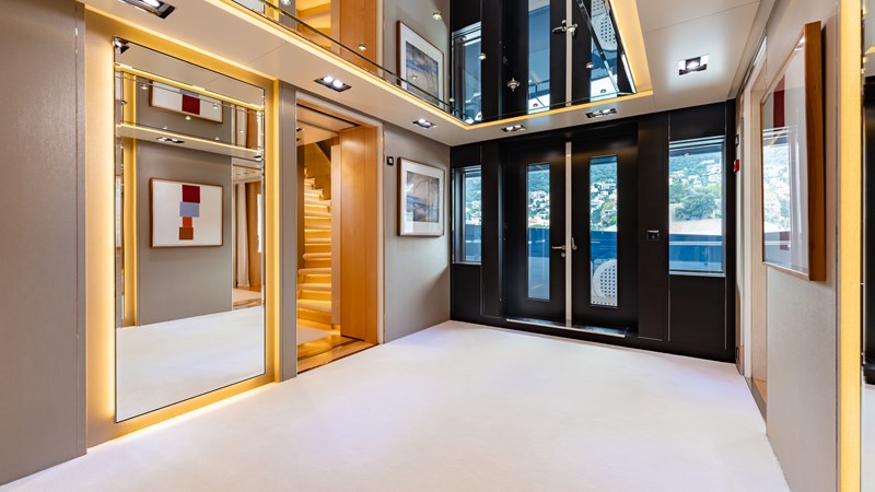 Loon 221' - Main Deck Foyer