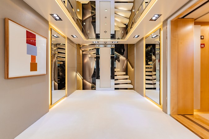 Loon 221' - Main Deck Foyer