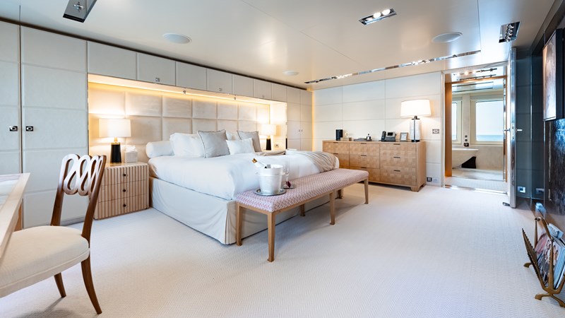 Loon 221' - Main Deck Master Stateroom