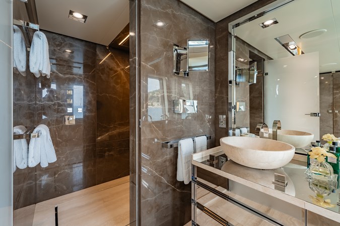 Loon 221' -  Main Deck Master Ensuite