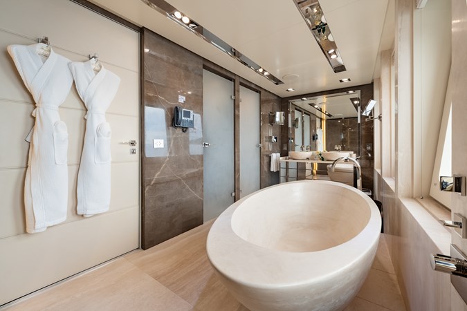 Loon 221' - Main Deck Master Ensuite