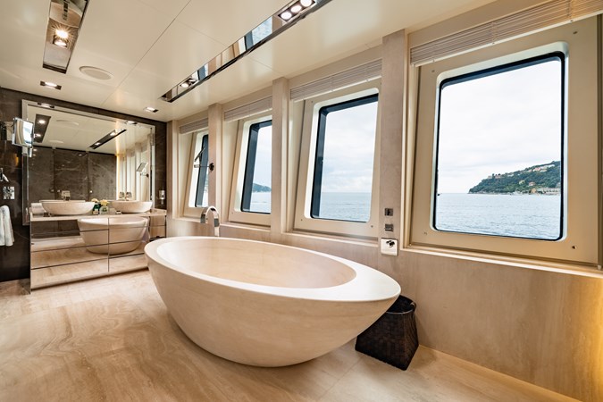 Loon 221' - Main Deck Master Ensuite