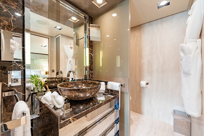 Loon 221' -  Lower Deck Starboard Guest Ensuite