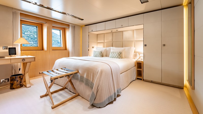Loon 221' -  Lower Deck Starboard Fwd. Guest Stateroom