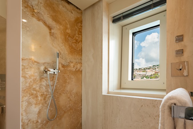 Loon 221' -  Lower Deck Starboard Fwd. Guest Ensuite