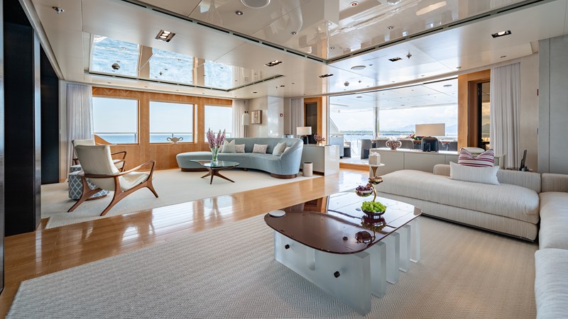 Loon 221' - Skylounge Deck Salon