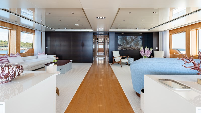 Loon 221' - Skylounge Deck Salon