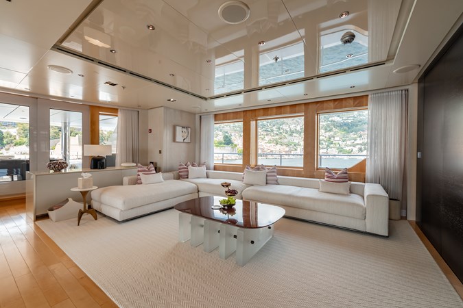 Loon 221' - Skylounge Deck Salon