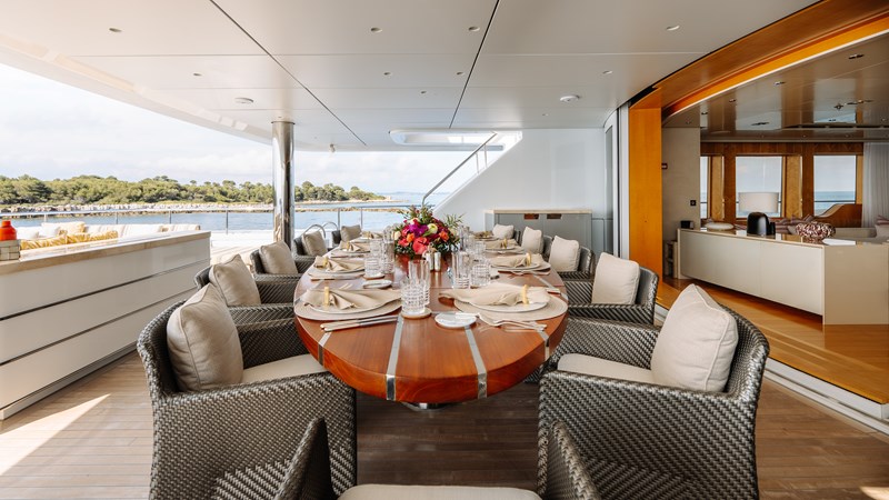 Loon 221' -  Bridge Deck Exterior Dinning