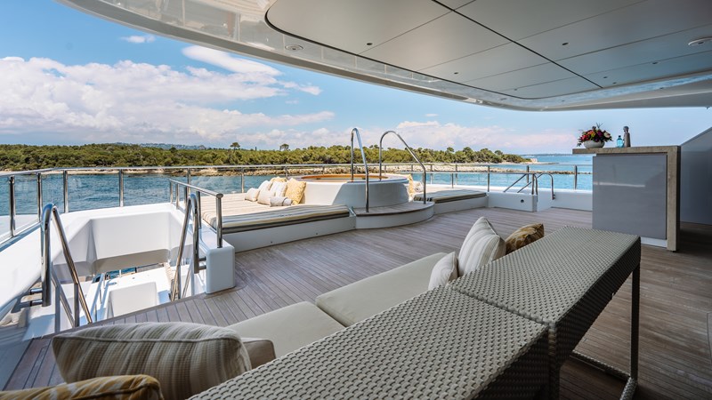 Loon 221' -  Bridge Deck Aft Jacuzzi and Lounge Area