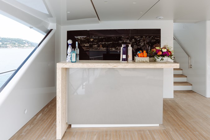 Loon 221' -  Bridge Deck Bar