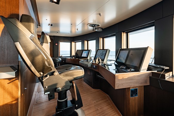 Loon 221' -  Bridge Deck Pilothouse