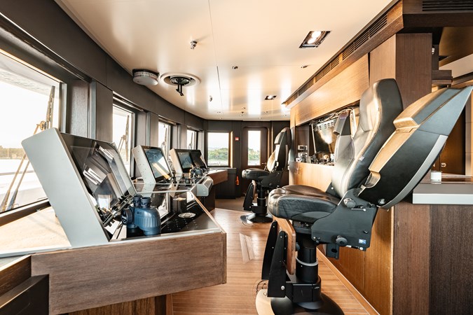 Loon 221' - Bridge Deck Pilothouse