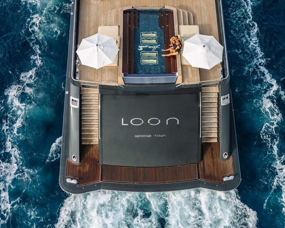 Loon 221' - Transom View