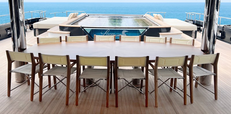 Loon 221' -  Main Deck Aft Dining