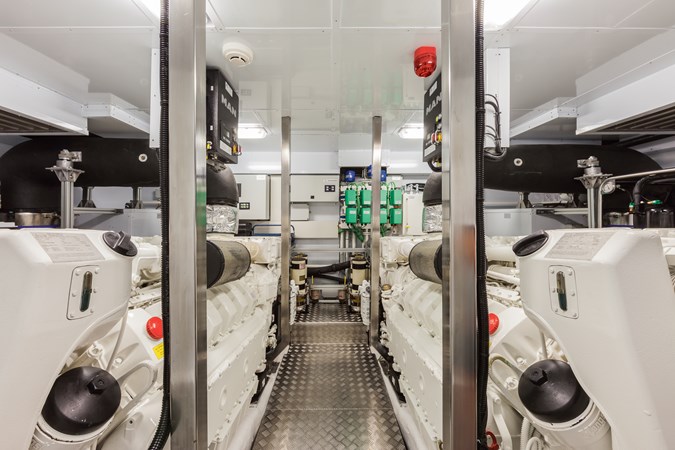 DREAMLINE 28 ENGINE ROOM