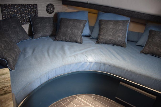 Forward lounge without filler cushion