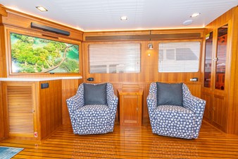 Salon Looking Port