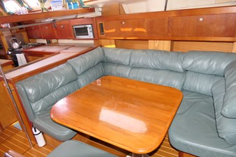 ALE ER RON 9 Salon Port Aft