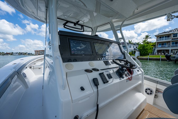 41_regulator_dog_house_ii_helm_2