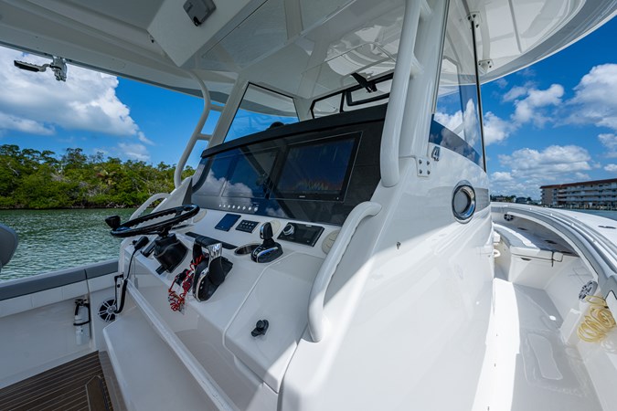 41_regulator_dog_house_ii_helm_4