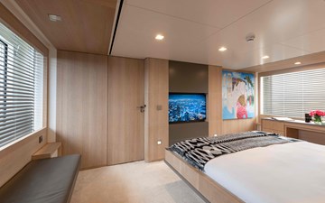 Robbie Bobby 24 25. Master Cabin