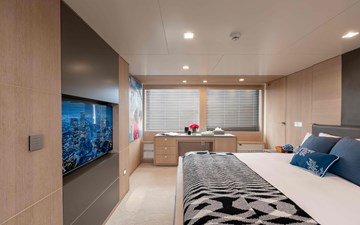 Robbie Bobby 25 26. Master Cabin