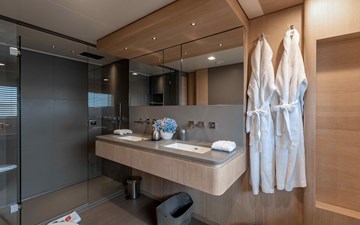 Robbie Bobby 26 27. Master Cabin