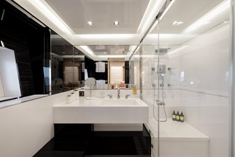 Queen Guest Stateroom Bath 