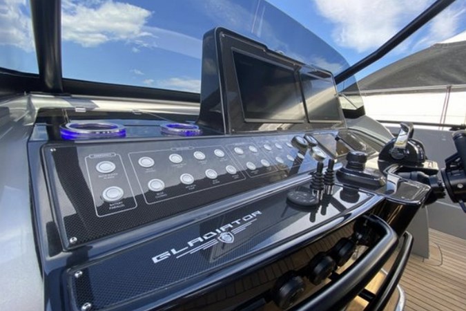 CANADOS GLADIATOR 493 OUTBOARD_11