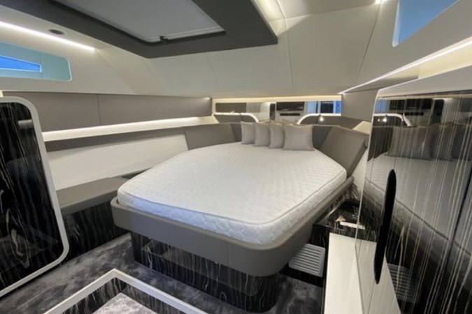 CANADOS GLADIATOR 493 OUTBOARD_17