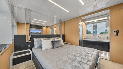 BABY PEARL 19 Master Stateroom Looking Aft To Port 