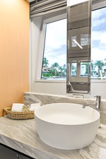 BABY PEARL 25 VIP Stateroom Bath