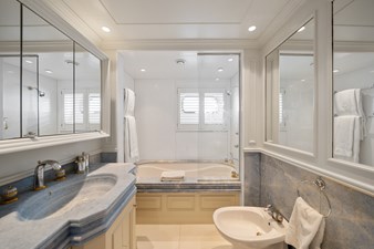 MOSAIQUE 12 King Guest Stateroom Portside Bath