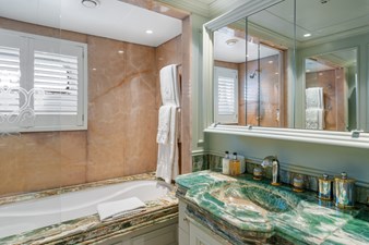 MOSAIQUE 14 King Guest Stateroom Starboard Side Bath