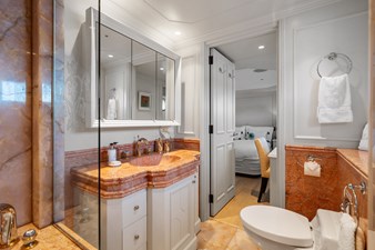 MOSAIQUE 16 Queen Guest Stateroom Starboard Side Bath