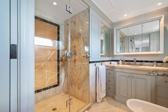 MOSAIQUE 18 Twin Guest Stateroom Portside Bath 