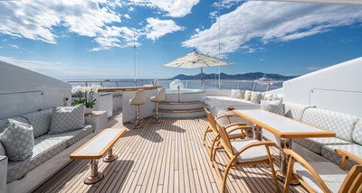 MOSAIQUE 28 Sundeck Looking Forward