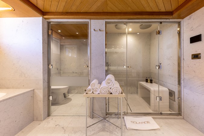 Master bathroom / Steam Sauna