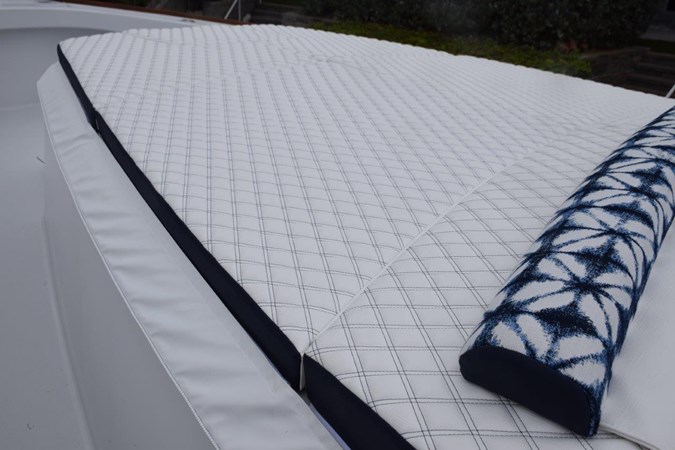 Forward sunlounge with pillow cushion  