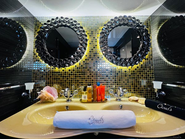 Sunreef 70 Power Clouds Bad