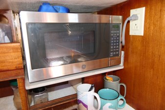 SHAMWARI 14 Galley microwave