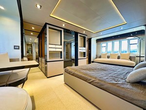 AZIMUT 80 29 AZIMUT 80 2015 - Master Stateroom entrance