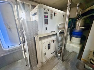 AZIMUT 80 33 AZIMUT 80 2015 -Engine Room Views