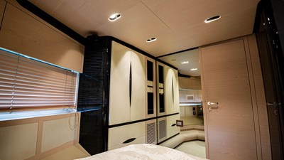 AZIMUT 80 38 AZIMUT 80 2015 VIP wardrobe
