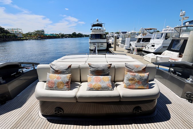 72 PERSHING 2009 AFT SEATING