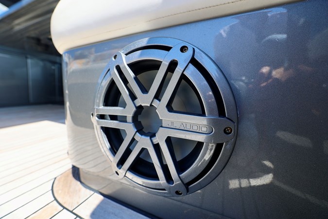 72 PERSHING 2009 DETAIL 2