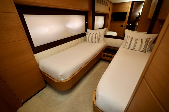 72 PERSHING 2009 GUEST CABIN