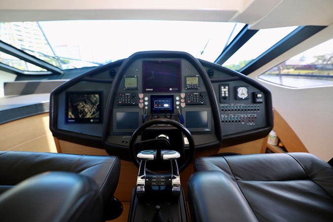 72 PERSHING 2009 HELM