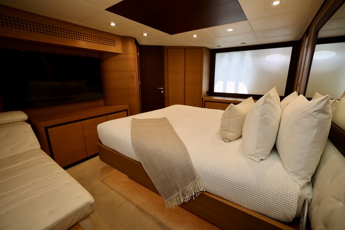 72 PERSHING 2009 MASTER CABIN 3 